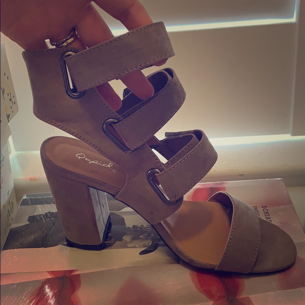 Taupe/ Gray Heels!